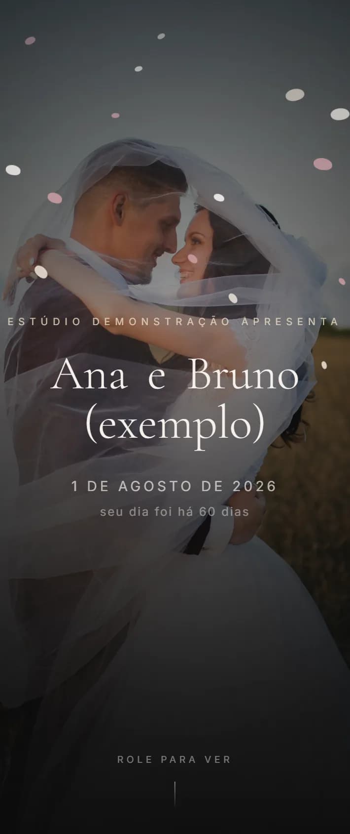 Página de entrega de um casamento aberta no celular, com a foto do casal e o nome Ana e Bruno (exemplo)